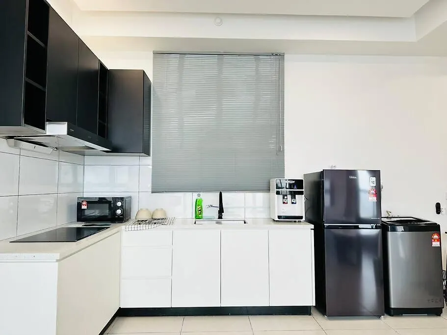 Urban Suites 6 Pax With Netflix And Board Games Jelutong Apartment