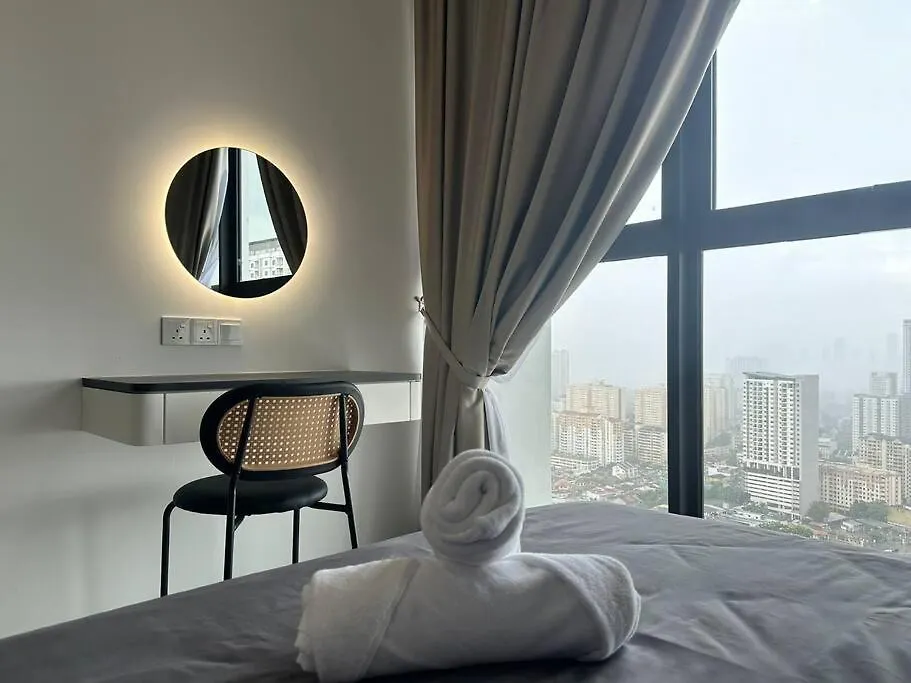 Urban Suites 6 Pax With Netflix And Board Games Jelutong Apartment